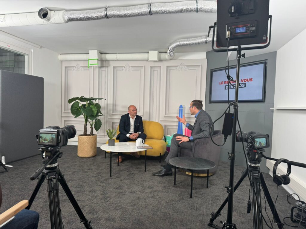 Conception d’un format table ronde associant interviews d’experts dans un style podcast vidéo.