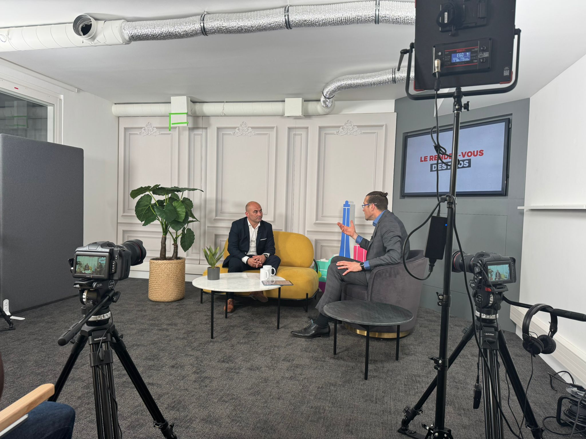 Conception d’un format table ronde associant interviews d’experts dans un style podcast vidéo.